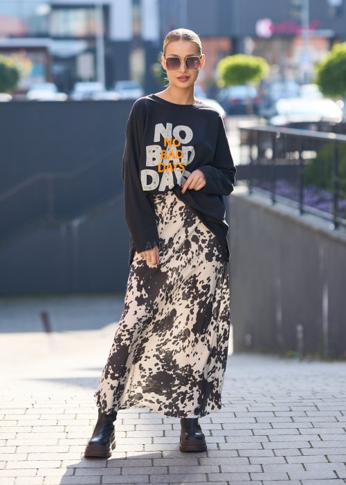 Bluza z napisem NO BAD DAYS, spódnica w zwierzęcy wzór