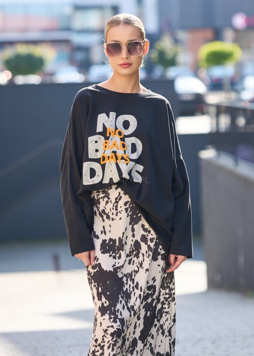 Bluza z napisem NO BAD DAYS, spódnica w zwierzęcy wzór