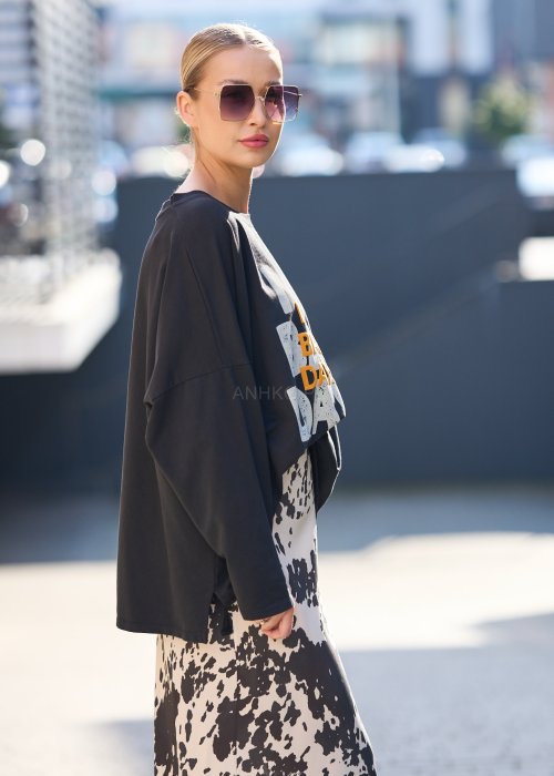 Bluza z napisem NO BAD DAYS, spódnica w zwierzęcy wzór