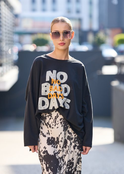 Bluza z napisem NO BAD DAYS, spódnica w zwierzęcy wzór