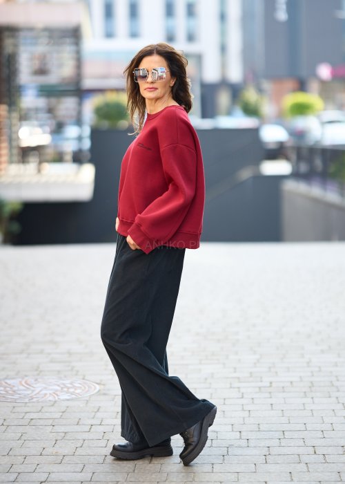 Damska bluza w kolorze burgundowym z długim rękawem i okrągłym dekoltem, o luźnym kroju w stylu casual