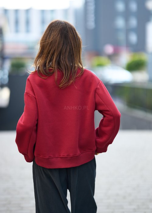 Damska bluza w kolorze burgundowym z długim rękawem i okrągłym dekoltem, o luźnym kroju w stylu casual