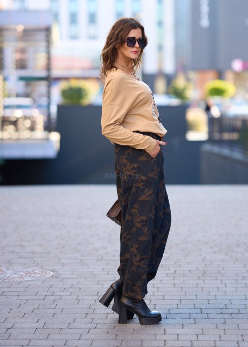 Damskie spodnie z szerokimi nogawkami w stylu boho, granatowe z brązowym roślinnym wzorem, wykonane z miękkiej tkaniny