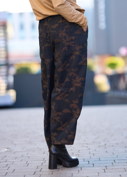 Damskie spodnie z szerokimi nogawkami w stylu boho, granatowe z brązowym roślinnym wzorem, wykonane z miękkiej tkaniny
