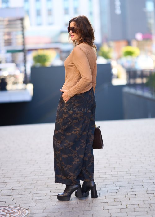 Damskie spodnie z szerokimi nogawkami w stylu boho, granatowe z brązowym roślinnym wzorem, wykonane z miękkiej tkaniny
