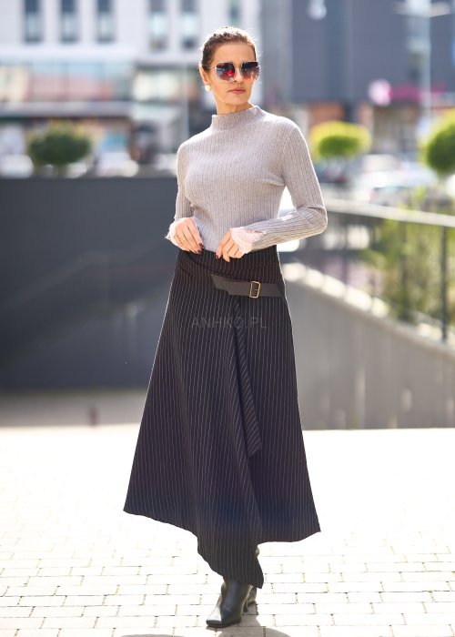 Czarna długa spódnica damska w prążki z paskiem w talii i asymetrycznym wiązaniem, elegancki styl business casual