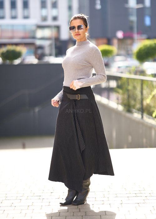 Czarna długa spódnica damska w prążki z paskiem w talii i asymetrycznym wiązaniem, elegancki styl business casual