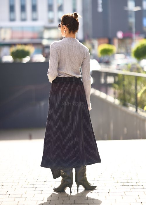 Czarna długa spódnica damska w prążki z paskiem w talii i asymetrycznym wiązaniem, elegancki styl business casual