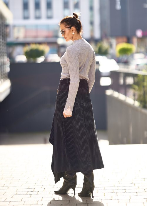 Czarna długa spódnica damska w prążki z paskiem w talii i asymetrycznym wiązaniem, elegancki styl business casual