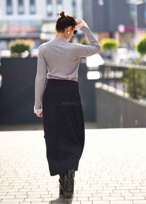 Czarna długa spódnica damska w prążki z paskiem w talii i asymetrycznym wiązaniem, elegancki styl business casual