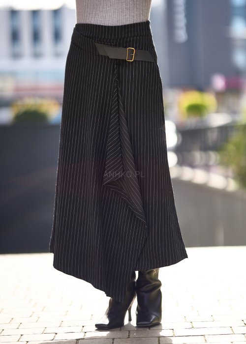Czarna długa spódnica damska w prążki z paskiem w talii i asymetrycznym wiązaniem, elegancki styl business casual