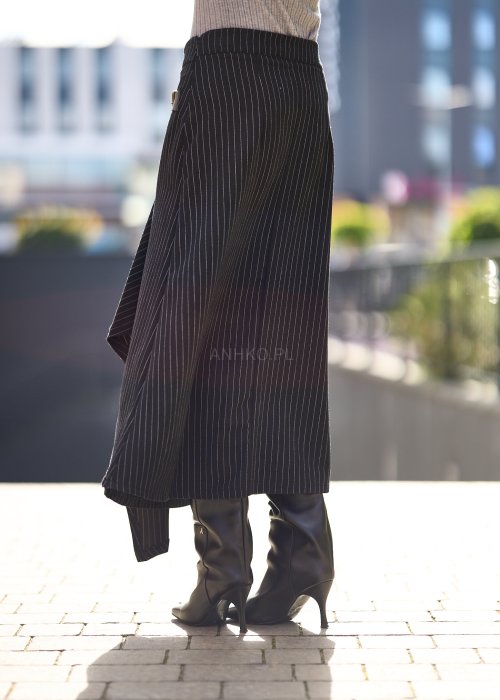 Czarna długa spódnica damska w prążki z paskiem w talii i asymetrycznym wiązaniem, elegancki styl business casual