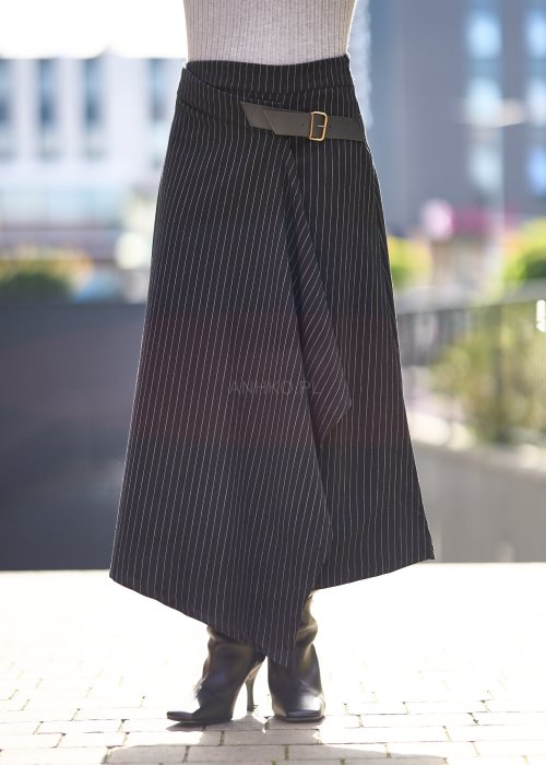 Czarna długa spódnica damska w prążki z paskiem w talii i asymetrycznym wiązaniem, elegancki styl business casual