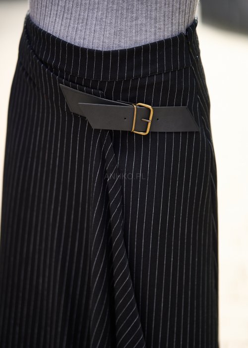 Czarna długa spódnica damska w prążki z paskiem w talii i asymetrycznym wiązaniem, elegancki styl business casual