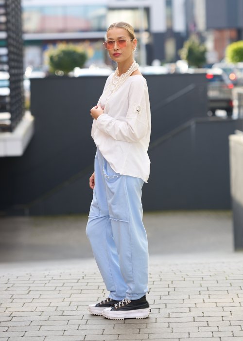 luźną, białą bluzkę o oversize’owym kroju