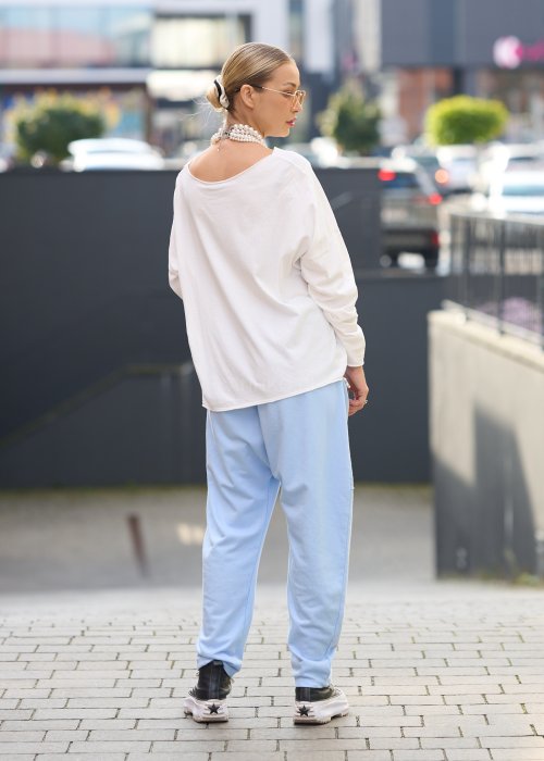 luźną, białą bluzkę o oversize’owym kroju