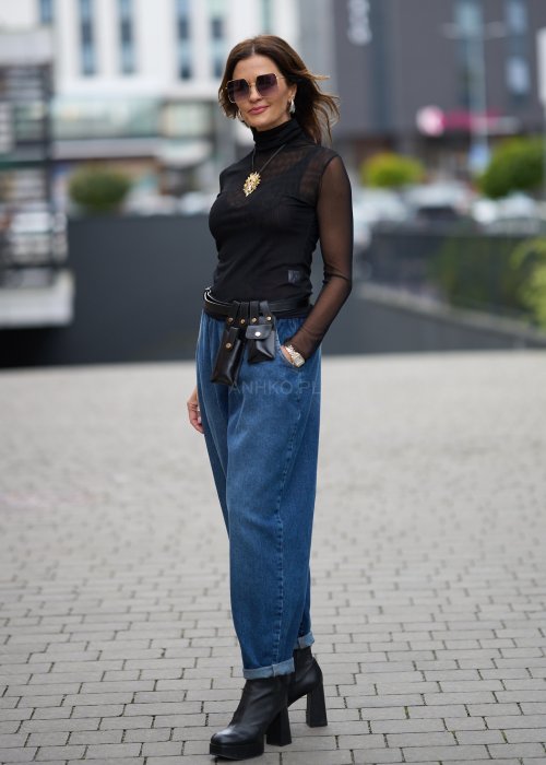 Niebieskie jeansy damskie o kroju slouchy z elastycznym pasem i podwiniętą nogawką. Stylizacja z botkami na obcasie w miejskim, casualowym stylu.