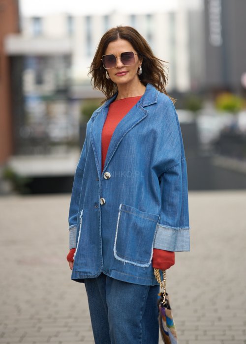 damska marynarka denim w kolorze niebieskim z dużym kołnierzem, szerokimi rękawami i przetarciami na kieszeniach
