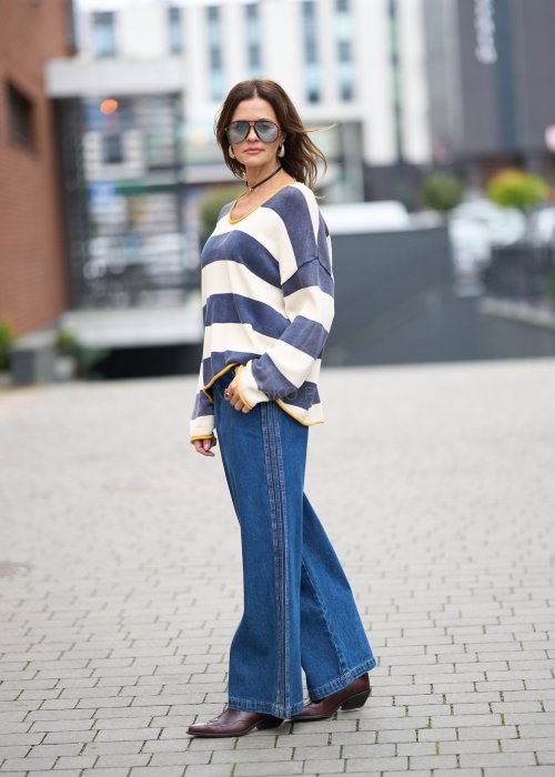 Niebieskie jeansy damskie z wysokim stanem i szerokimi nogawkami, wykonane z klasycznego denimu w stylu casualowym