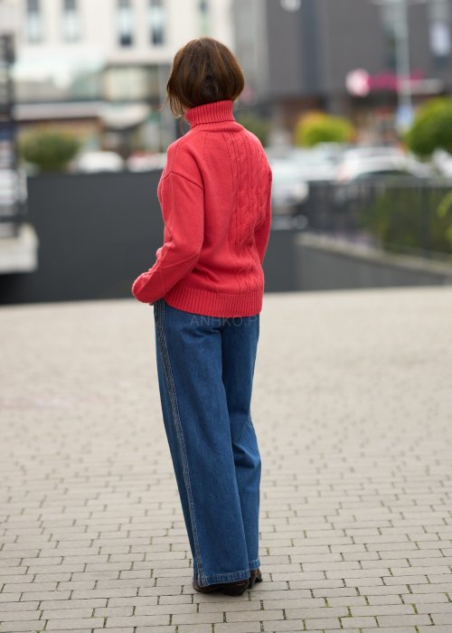 Niebieskie jeansy damskie z wysokim stanem i szerokimi nogawkami, wykonane z klasycznego denimu w stylu casualowym