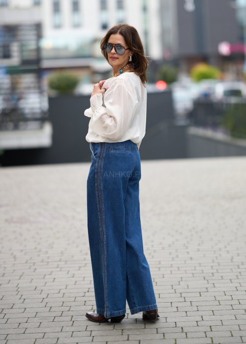 Niebieskie jeansy damskie z wysokim stanem i szerokimi nogawkami, wykonane z klasycznego denimu w stylu casualowym