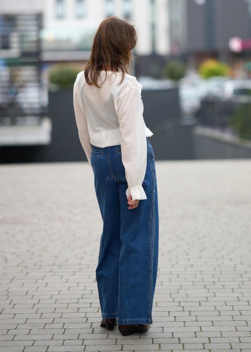 Niebieskie jeansy damskie z wysokim stanem i szerokimi nogawkami, wykonane z klasycznego denimu w stylu casualowym