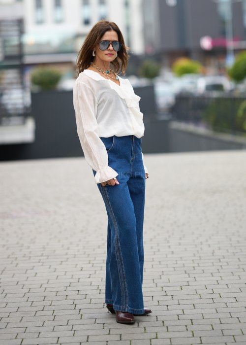 Niebieskie jeansy damskie z wysokim stanem i szerokimi nogawkami, wykonane z klasycznego denimu w stylu casualowym