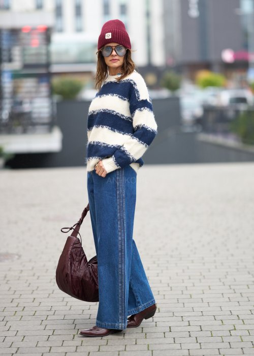 Niebieskie jeansy damskie z wysokim stanem i szerokimi nogawkami, wykonane z klasycznego denimu w stylu casualowym