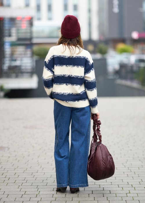 Niebieskie jeansy damskie z wysokim stanem i szerokimi nogawkami, wykonane z klasycznego denimu w stylu casualowym