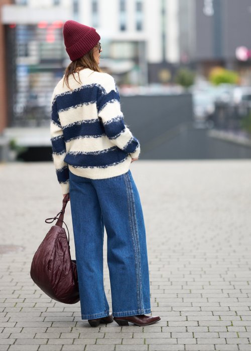Niebieskie jeansy damskie z wysokim stanem i szerokimi nogawkami, wykonane z klasycznego denimu w stylu casualowym