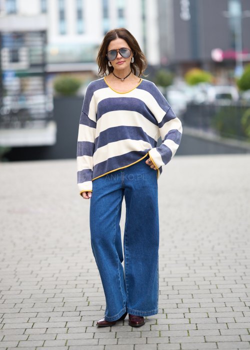 Niebieskie jeansy damskie z wysokim stanem i szerokimi nogawkami, wykonane z klasycznego denimu w stylu casualowym
