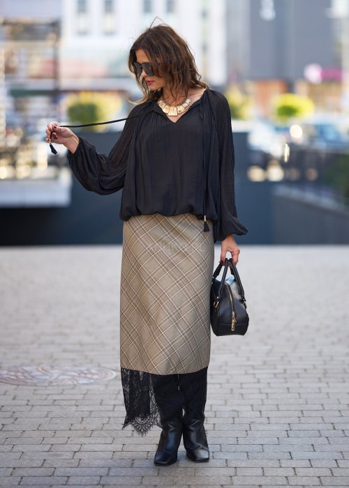 Czarna-bluzka-damska-z-lekkiego,-zwiewnego-materialu,-z-szerokimi-rekawami-i-dekoltem-w-serek,-styl-boho-elegance-12.jpg