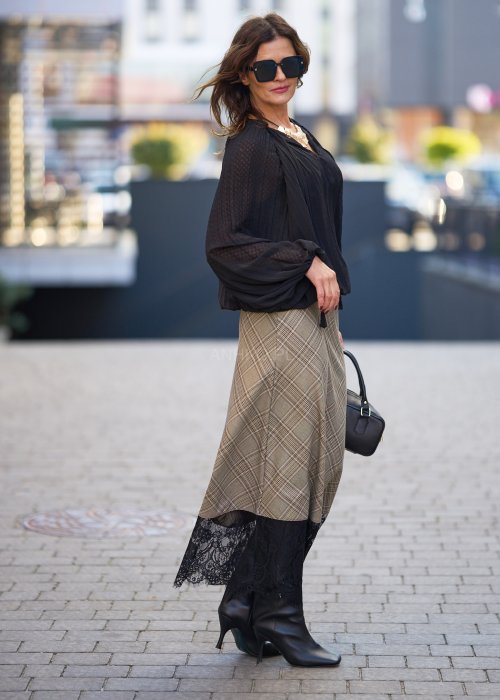 Czarna-bluzka-damska-z-lekkiego,-zwiewnego-materialu,-z-szerokimi-rekawami-i-dekoltem-w-serek,-styl-boho-elegance-7.jpg