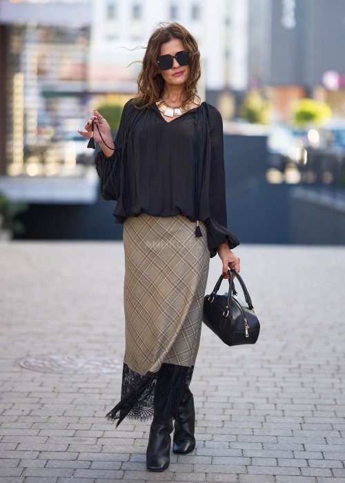 Czarna-bluzka-damska-z-lekkiego,-zwiewnego-materialu,-z-szerokimi-rekawami-i-dekoltem-w-serek,-styl-boho-elegance-2.jpg