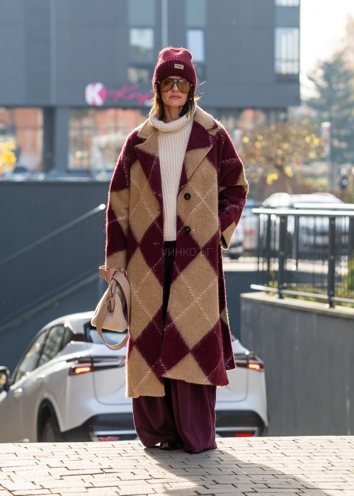 Wełniany płaszcz Damski Mavrie bordowo-beżowy w romby w oversize’owym fasonie maxi