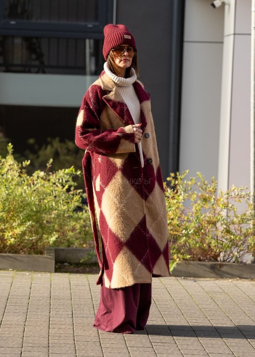 Wełniany płaszcz Damski Mavrie bordowo-beżowy w romby w oversize’owym fasonie maxi