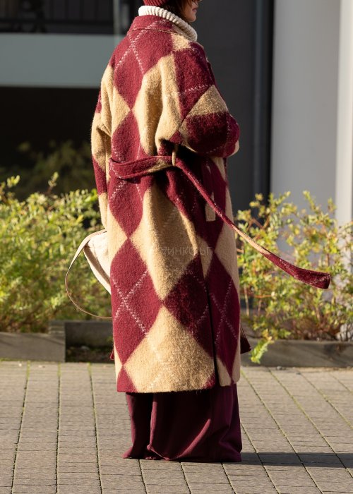 Wełniany płaszcz Damski Mavrie bordowo-beżowy w romby w oversize’owym fasonie maxi