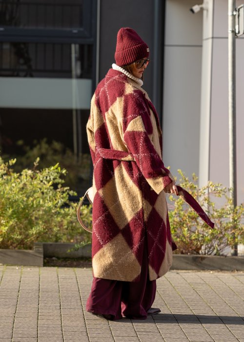 Wełniany płaszcz Damski Mavrie bordowo-beżowy w romby w oversize’owym fasonie maxi