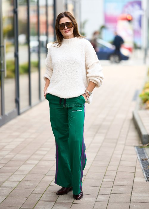 Kremowy sweter z pluszowej dzianiny teddy, luźny krój, długi rękaw i miękka tekstura w stylu casual
