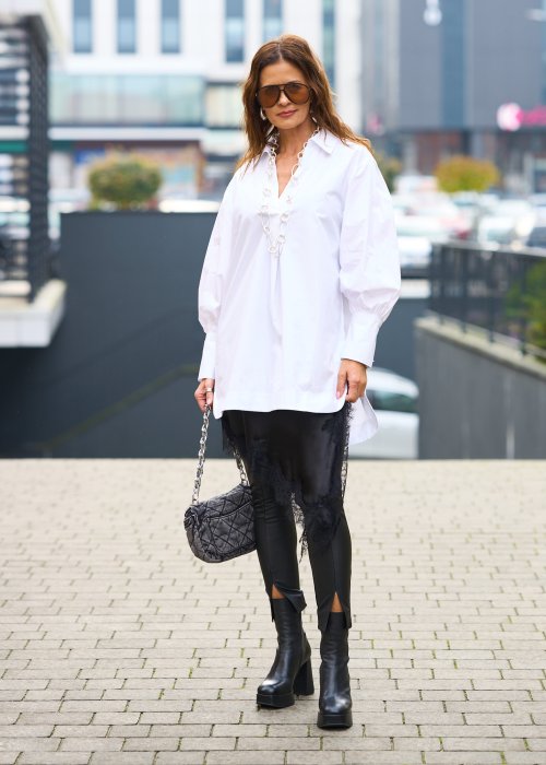 Biała koszula damska oversize z szerokim kołnierzem i efektownymi bufiastymi rękawami. Elegancki, wydłużony fason w minimalistycznym stylu.
