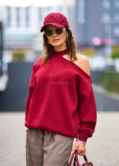 Miękka dresowa bluza damska Asymmetric Glam w głębokim bordo, oversize z jednym odkrytym ramieniem i półgolfem