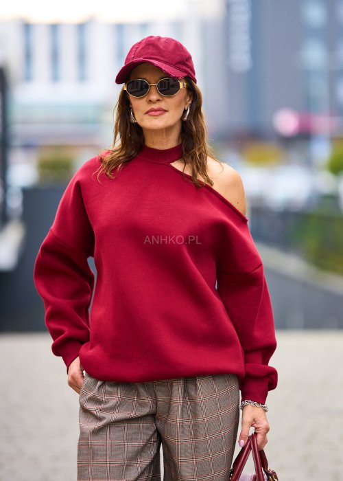 Miękka dresowa bluza damska Asymmetric Glam w głębokim bordo, oversize z jednym odkrytym ramieniem i półgolfem