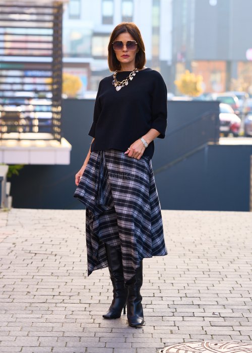 Miękki matowy sweter damski Arlienne w jednolitym czarnym kolorze o krótkim luźnym kroju i rękawach 3/4