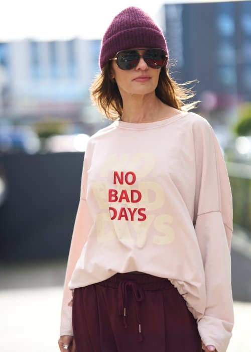 Jasnoróżowa bluza damska z nadrukiem „NO BAD DAYS” i obniżoną linią ramion, styl streetwear