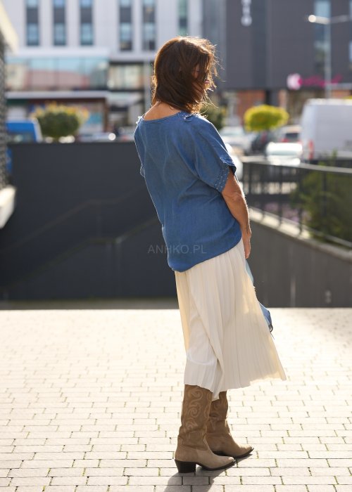 niebieska bluzka damska z krótkim rękawem i dekoltem w serek z postrzępionym wykończeniem, styl boho, lekki materiał