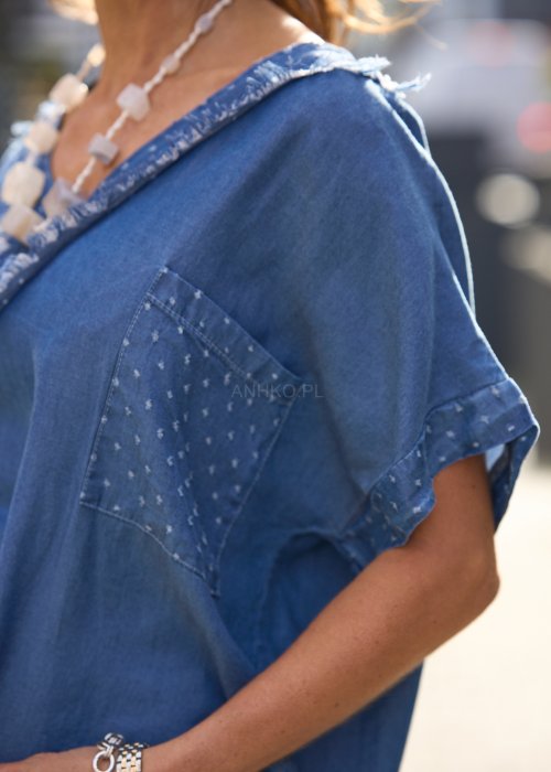 niebieska bluzka damska z krótkim rękawem i dekoltem w serek z postrzępionym wykończeniem, styl boho, lekki materiał