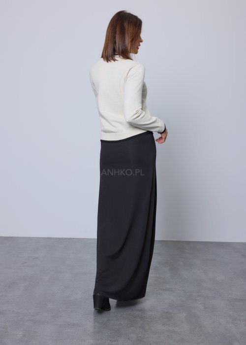 Długa czarna spódnica z lejącą tkaniną, marszczeniem przy biodrze i opadającym panelem materiału z przodu.