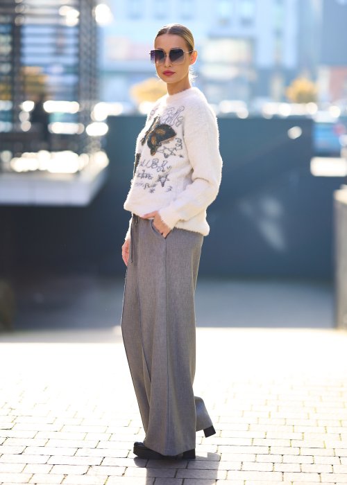 sweter kremowy z motywem motyli o luźnym, puszystym kroju