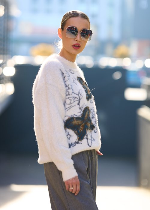 sweter kremowy z motywem motyli o luźnym, puszystym kroju