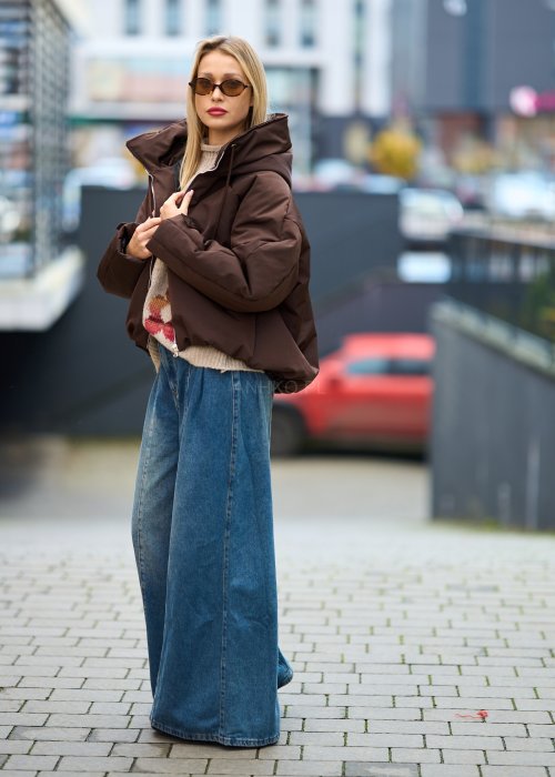 Brązowa pikowana kurtka damska z wysokim kołnierzem, zapinana na suwak, fason oversize, styl casual